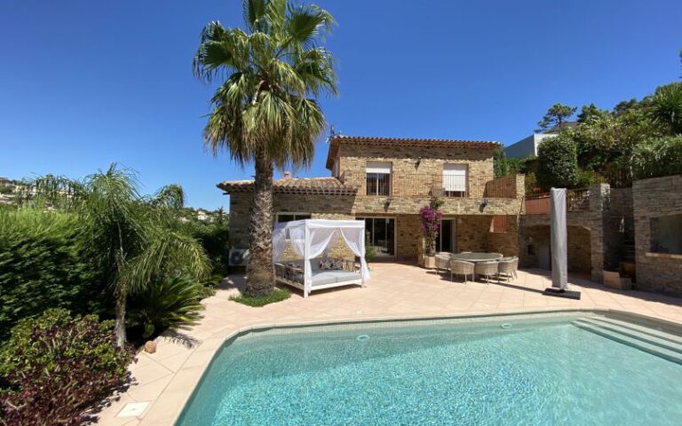Ferienhaus mit Pool und Palme an der Cote d'Azur nahe dem Meer