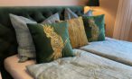 Grüne Kissen Smaragd Schlafzimmer mit Chesterfield Bett