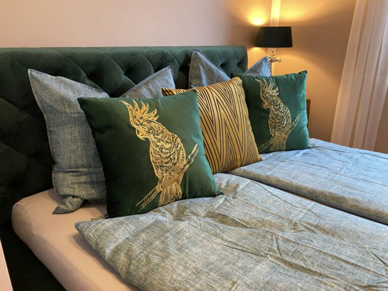 Grüne Kissen Smaragd Schlafzimmer mit Chesterfield Bett