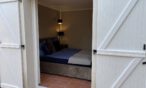 Schlafzimmer mit Chesterfield Bett grau taupe