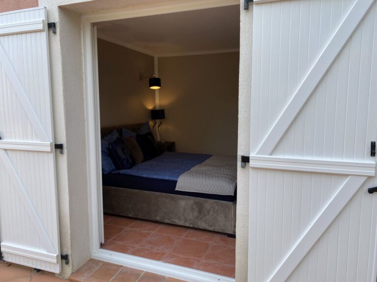 Schlafzimmer mit Chesterfield Bett grau taupe