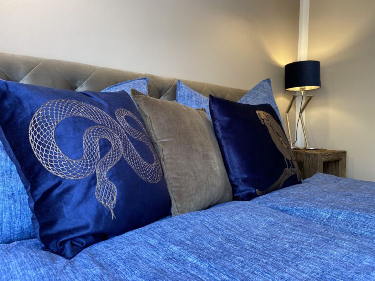 Schlafzimmer mit Chesterfield Bett grau taupe