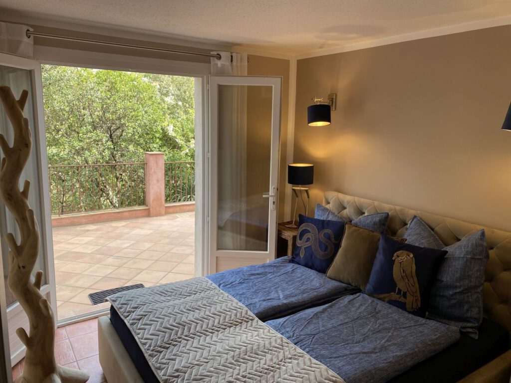 Grau taupes blaues Schlafzimmer mit Zugang zur Terrasse und Kleiderständer Teakholz