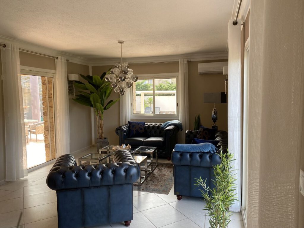 Wohnzimmer Chesterfield blau mit Terrassenzugang Schiebetür
