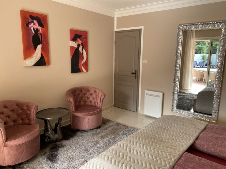 Spiegel mit Chesterfield Sesseln und zwei Frauen als Bilder